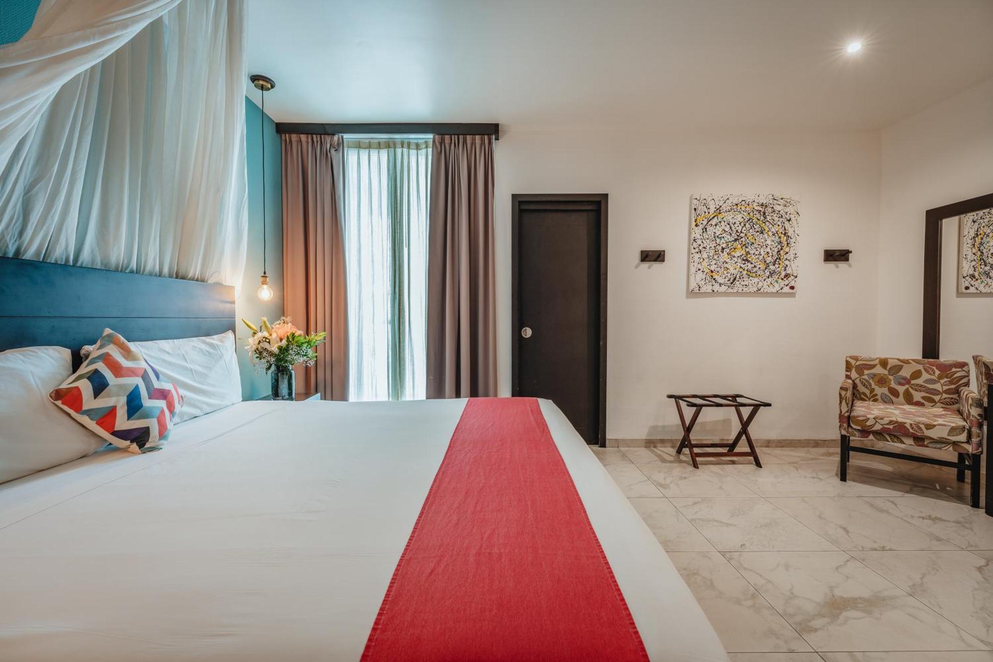 Habitación con cama extragrande.