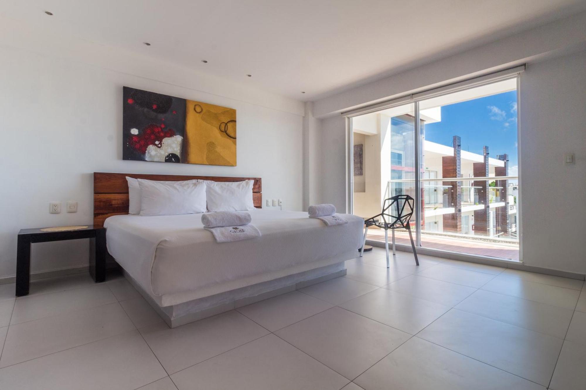 Habitación con cama extragrande.