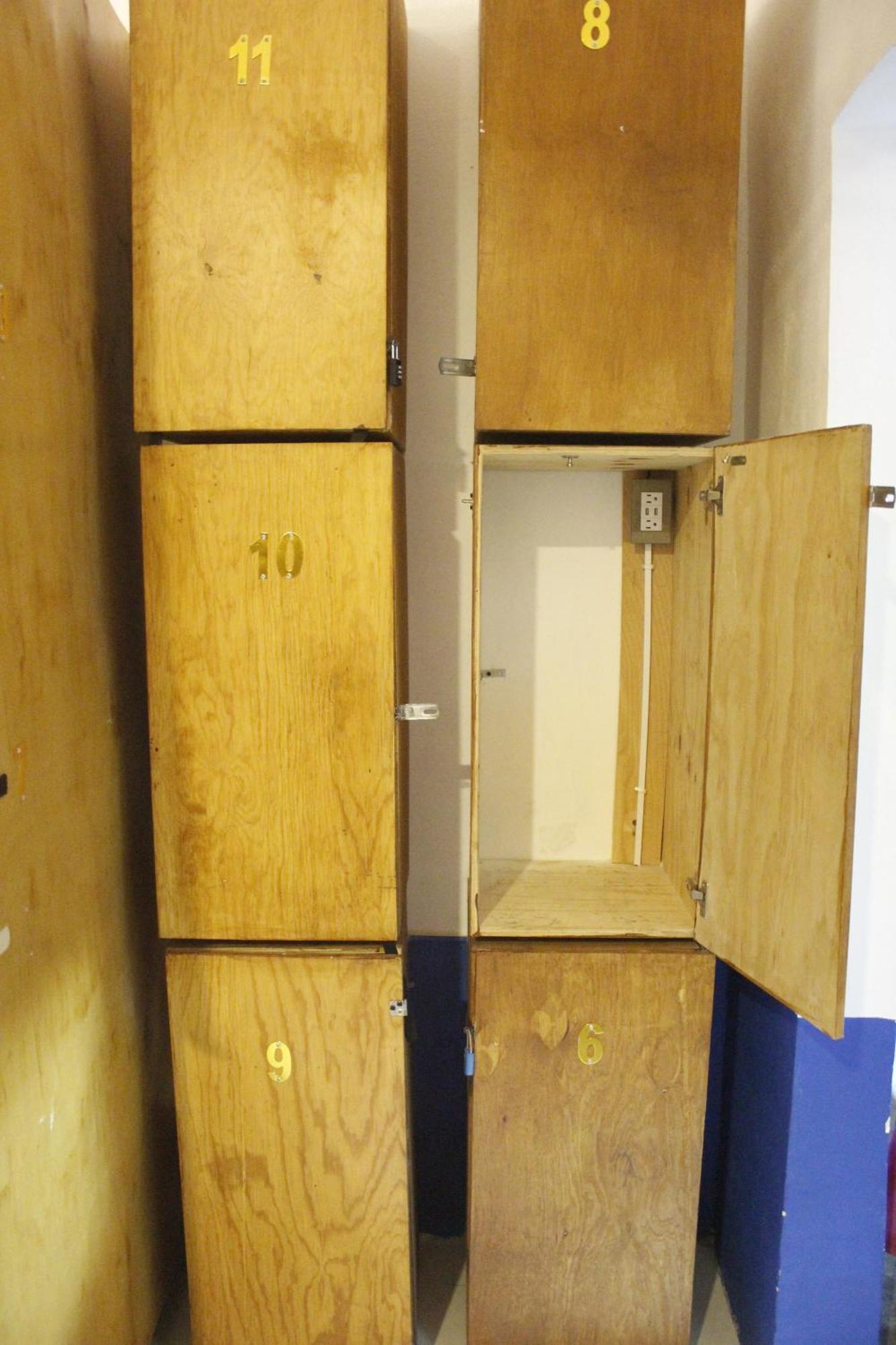 Single Bed 11-Bed Mixed Dormitory Room