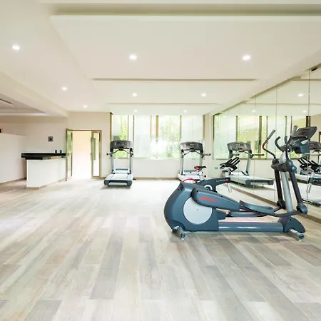 Palmarena Rooms & Residences - Long Stay Comfort With Parking, Sauna, Gym & Pool - Steps From 5Th Avenue-3